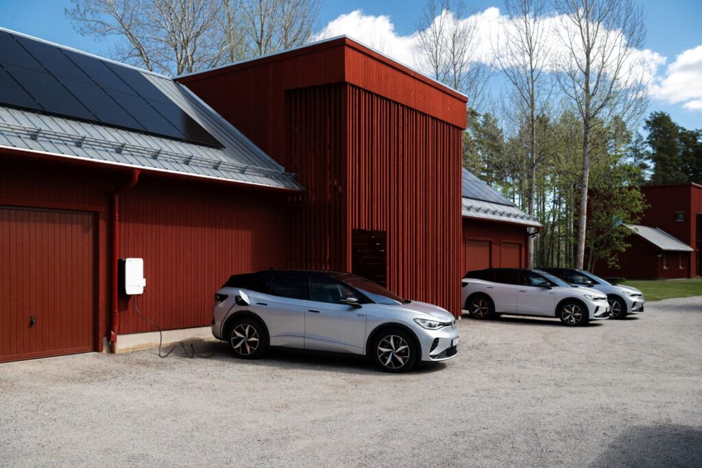 I Stenberg i Hudiksvall är elbilarna en integrerad del av energisystemet.