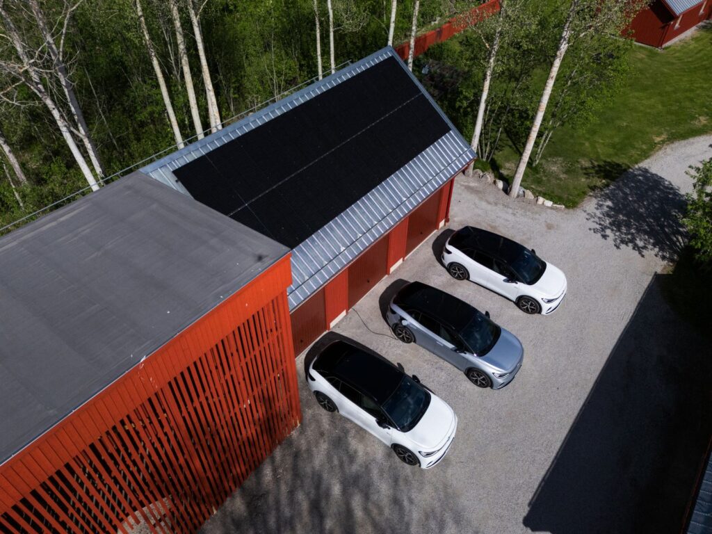 På taket syns solpaneler som bidrar till den lokala elproduktionen.