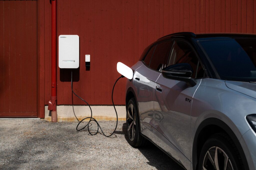 Här laddas Volkswagens ID.-bilar inte bara – de skickar också tillbaka el till huset när det behövs.